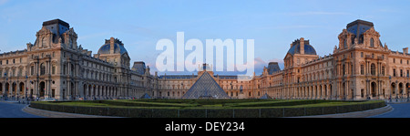 Musée du Louvre, Musée du Louvre, avec la Pyramide au milieu éclairé par la lumière chaude soirée, Paris, Ile-de-France Banque D'Images