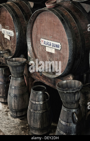 Barils de vin à Antigua Casa de Guardia, Malaga, Espagne. Banque D'Images