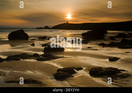 Plage de la Côte Sauvage au coucher du soleil, le dirigeant d'une chambre au loin, sur le côté ouest de la presqu'île de Quiberon Banque D'Images