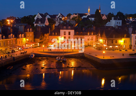 Le centre de la vieille ville d'Auray et son port sur les rives de la rivière Loc'h à l'heure bleue, crépuscule, Bretagne sud Banque D'Images