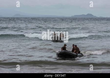 Caserne MARINE GREGORIO LIM, TERNATE, Cavite, Philippines - U.S. Marines philippins et mener des helocast traini Banque D'Images