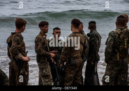 Caserne MARINE GREGORIO LIM, TERNATE, Cavite, Philippines - U.S. Marines philippins et mener des helocast traini Banque D'Images