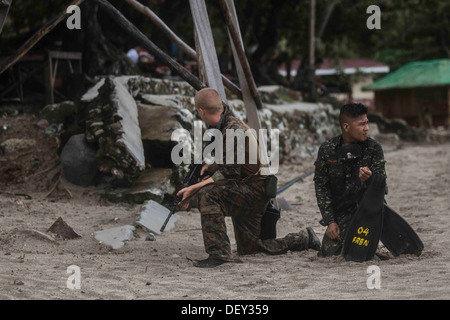 Caserne MARINE GREGORIO LIM, TERNATE, Cavite, Philippines - U.S. Marines philippins et mener des helocast traini Banque D'Images