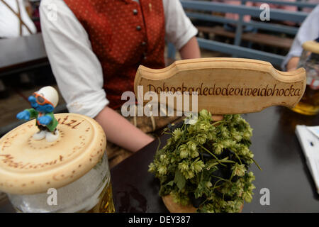 Munich, Allemagne. 24 août, 2013. Un écriteau "ohokadedodeoiweidohocka' dans la Schottenhamel tente du festival à l'Oktoberfest à Munich, Allemagne, 24 septembre 2013. Le plus grand festival de musique folklorique se poursuit jusqu'à 06 octobre 2013. Photo : FELIX HOERHAGER/dpa/Alamy Live News Banque D'Images