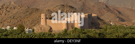 Nakhal Fort en face de l'Al Hajar Al Batinah, Montagnes, Oman Banque D'Images