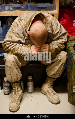 Le Cpl. James s'enregistrer, une logistique de combat avec Marine Regiment 2, Commandement régional (Sud-ouest), rassemble lui-même tout en regardant la naissance de son premier enfant sur un ordinateur au Camp Sapadalure, province de Helmand, Afghanistan, 18 septembre 2013. S'inscrire vu th Banque D'Images