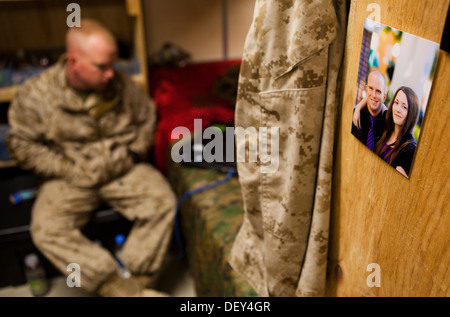 Le Cpl. James s'enregistrer, une logistique de combat avec Marine Regiment 2, Commandement régional (Sud-ouest), attend de son ordinateur pendant une session de chat vidéo avec son épouse au Camp Sapadalure, province de Helmand, Afghanistan, le 17 septembre 2013. S'inscrire vu la naissance de Banque D'Images