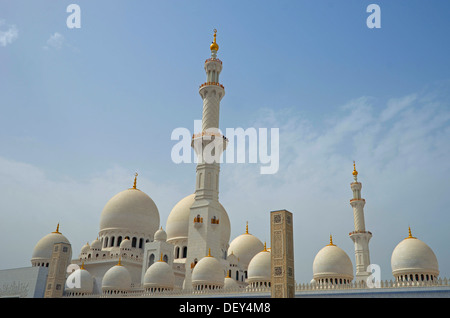 Le marbre blanc les dômes et les minarets de la Grande Mosquée Sheikh Zayed, à Abu Dhabi, l'Émirat d'Abu Dhabi, Émirats Arabes Unis Banque D'Images