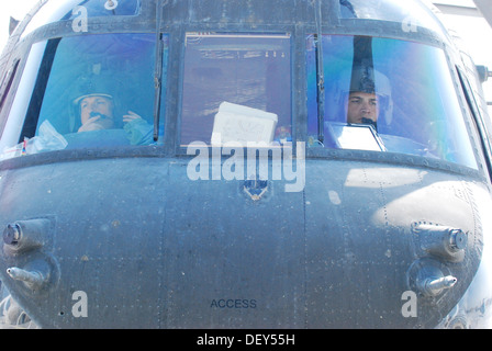 L'Adjudant-chef 3 Andre Lavallee (à gauche) et le 1er lieutenant Jared Thompson (à droite), les deux pilotes d'hélicoptère CH-47 Chinook de la Compagnie B, 2e Bataillon (soutien général), 149e Régiment d'aviation (New York/Washington National Guard), servant sous le 10e combattre Banque D'Images