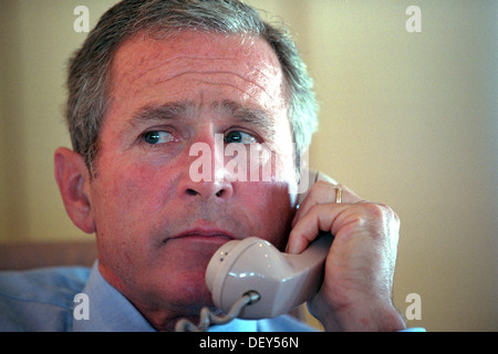 Le président américain George W. Bush confère avec le personnel par téléphone à la suite des attaques terroristes de son bureau à bord d'Air Force One 11 septembre 2001 pendant le vol de Sarasota à base aérienne de Barksdale. Banque D'Images