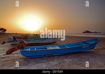 Coucher du soleil à Al Sawadi derrière un couple de bateaux de pêche, Al Sawadi, Al Batinah, Oman Banque D'Images