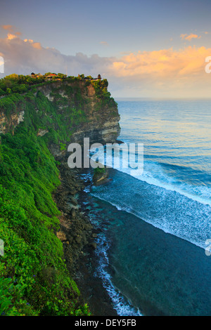 Bali, péninsule de Bukit, Pura Luhur Uluwatu, Uluwatu Temple à l'aube, l'un des plus importants temples directionnels de Bali Banque D'Images