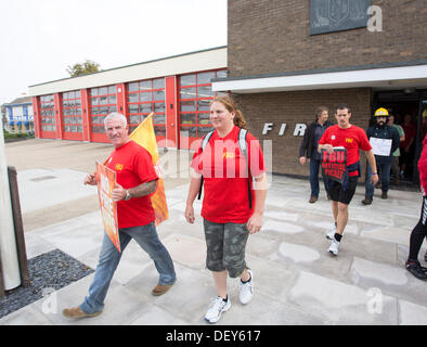 Southend-on-Sea, Royaume-Uni. 25 Septembre, 2013. Les membres de l'Union des pompiers d'entreprendre une action à Southend-on-Sea, Essex Station incendie dans une longue querelle sur les pensions. Credit : Graham whitby boot/Alamy Live News Banque D'Images