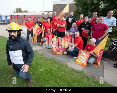 Southend-on-Sea, Royaume-Uni. 25 Septembre, 2013. Les membres de l'Union des pompiers d'entreprendre une action à Southend-on-Sea, Essex Station incendie dans une longue querelle sur les pensions. Credit : Graham whitby boot/Alamy Live News Banque D'Images