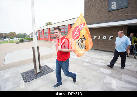 Southend-on-Sea, Royaume-Uni. 25 Septembre, 2013. Les membres de l'Union des pompiers d'entreprendre une action à Southend-on-Sea, Essex Station incendie dans une longue querelle sur les pensions. Credit : Graham whitby boot/Alamy Live News Banque D'Images