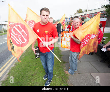 Southend-on-Sea, Royaume-Uni. 25 Septembre, 2013. Les membres de l'Union des pompiers d'entreprendre une action à Southend-on-Sea, Essex Station incendie dans une longue querelle sur les pensions. Credit : Graham whitby boot/Alamy Live News Banque D'Images