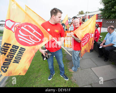Southend-on-Sea, Royaume-Uni. 25 Septembre, 2013. Les membres de l'Union des pompiers d'entreprendre une action à Southend-on-Sea, Essex Station incendie dans une longue querelle sur les pensions. Credit : Graham whitby boot/Alamy Live News Banque D'Images