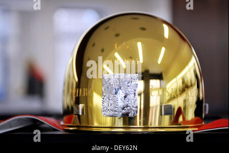 Pavel bijoutier Lejhanec conçu pour la 22e fois le principal trophée pour Pardubice speedway race casque d'or de Pardubice. Casque d'argent est richement doré et cette année est également décoré avec porcelant ce qui est aussi appelé Jasper en porcelaine. Le casque d'or de Pardubice est représenté à Pardubice, République tchèque le 25 septembre 2013. (Photo/CTK Josef Vostarek) Banque D'Images