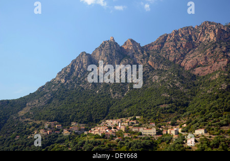 Le petit village d'Ota dans les montagnes de la Corse, l'Ota, Corse, France Banque D'Images