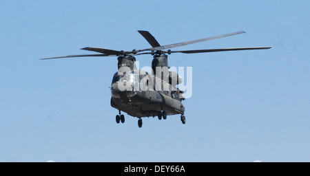 10e Brigade d'aviation de combat un hélicoptère CH-47 Chinook, effectue une mission de mouvement du personnel et du matériel, du 22 septembre, plus de Ghazni Banque D'Images