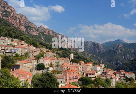Le petit village d'Ota dans les montagnes de la Corse, l'Ota, Corse, France Banque D'Images