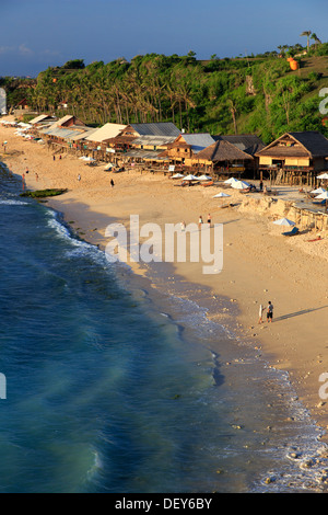 Bali, péninsule de Bukit, plage de Balangan, un populaire backpacker, surfer's destination sud de Bali Banque D'Images