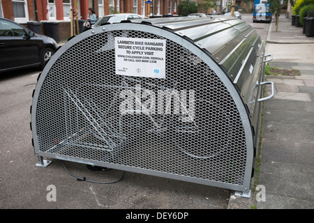 Un parking à vélos sécurisé de Lambeth Hangars Banque D'Images