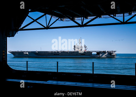 Le porte-avions USS Theodore Roosevelt (CVN 71) et d'assaut amphibie USS Bataan (DG 5) rendre rend hommage à l'autre Banque D'Images