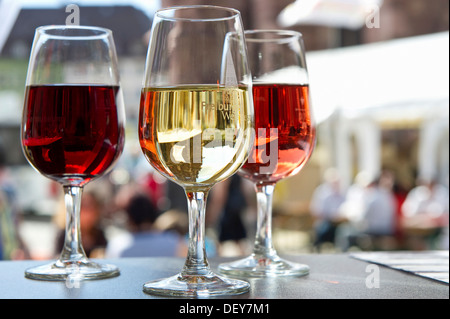 Lunettes avec rouge, blanc et rosé, vin Wine Festival, Freiburg im Breisgau, Forêt Noire, Bade-Wurtemberg Banque D'Images