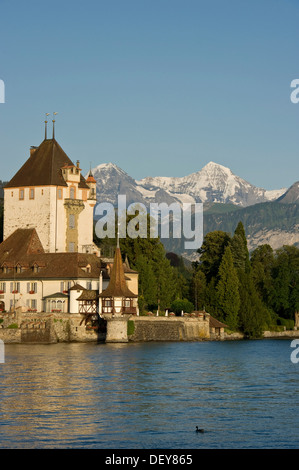 Schloss Oberhofen Château près de Thoune, le lac de Thoune, les montagnes Eiger, Moench et Jungfrau au dos, Canton de Berne, Suisse, Europe Banque D'Images