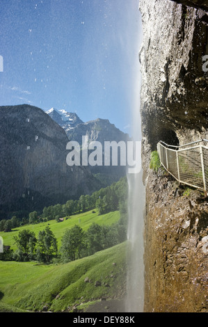 Sentier de randonnée sous le Staubbach, Oberland Bernois, Canton de Berne, Suisse, Europe Banque D'Images