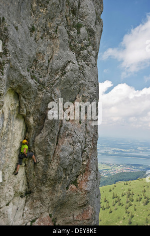 Climber sur Mt, lac de Chiemsee Kampenwand au dos, région de Chiemgau en Bavière Banque D'Images