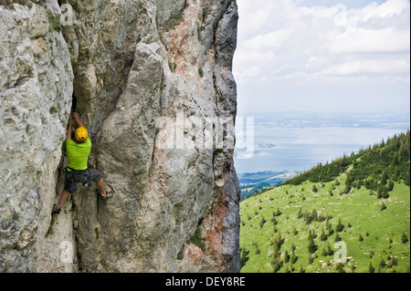 Climber sur Mt, lac de Chiemsee Kampenwand au dos, région de Chiemgau en Bavière Banque D'Images