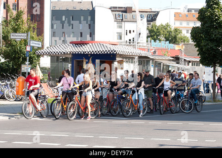 Les cyclistes en attente aux feux de circulation - Berlin, Allemagne Banque D'Images