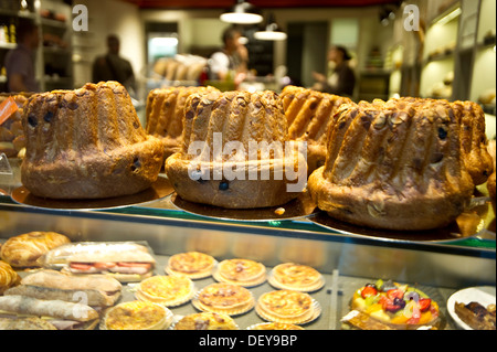 Guglhupf ring cake dans une boulangerie, Strasbourg, Alsace, France, Europe Banque D'Images