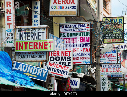 Internet indien panneaux le long d'une rue indienne. Puttaparthi, Andhra Pradesh, Inde Banque D'Images