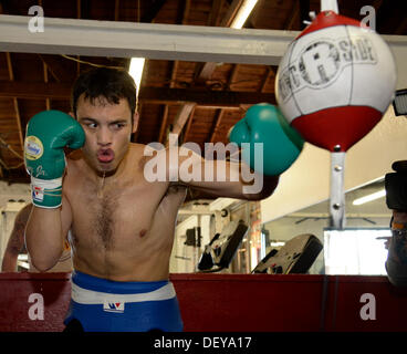 24 sept 2013. Bell, Californie, États-Unis - Julio Cesar Chavez JR. fonctionne pour les médias à l'Azteca de sport. Chavez fait ses débuts en 2013 son premier combat dans la région de Los Angeles dans plus de deux ans, dans un combat de poids moyen de super contre B. Vera ce samedi 28 septembre à l'Stubhub Center de Carson, en Californie. (Crédit Image : ©/ZUMAPRESS.com) Blevins génique Banque D'Images