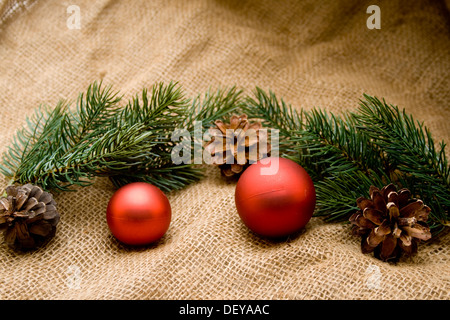 Boules de Noël avec bouchon de pin Banque D'Images