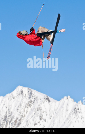 Au col de l'Oberalp skieur Trick, Andermatt, Canton d'Uri, Suisse, Europe Banque D'Images