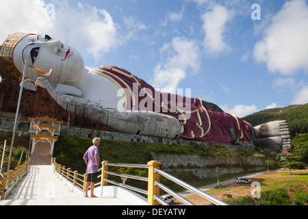 M. Sein Win Taw Ya, le bouddha couché au pied 560 Tauang Yadana Birmanie. L'un des plus importants de l'image de Bouddha dans le monde. Banque D'Images