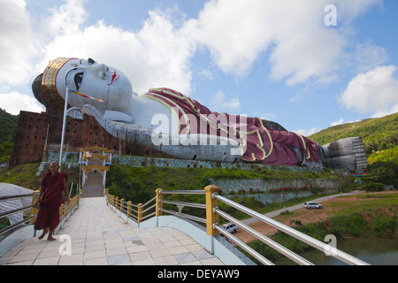 M. Sein Win Taw Ya, le bouddha couché au pied 560 Tauang Yadana Birmanie. L'un des plus importants de l'image de Bouddha dans le monde. Banque D'Images