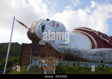 M. Sein Win Taw Ya, le bouddha couché au pied 560 Tauang Yadana Birmanie. L'un des plus importants de l'image de Bouddha dans le monde. Banque D'Images