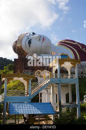 M. Sein Win Taw Ya, le bouddha couché au pied 560 Tauang Yadana Birmanie. L'un des plus importants de l'image de Bouddha dans le monde. Banque D'Images