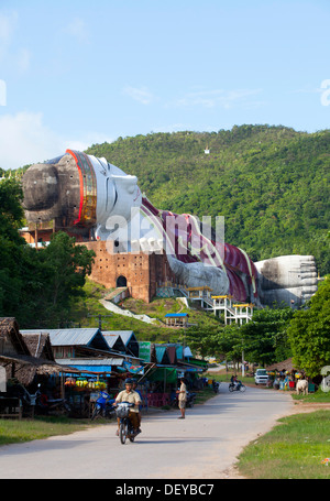 M. Sein Win Taw Ya, le bouddha couché au pied 560 Tauang Yadana Birmanie. L'un des plus importants de l'image de Bouddha dans le monde. Banque D'Images