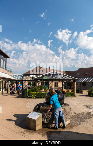 Réservoir Carsington petit garçon enfant jouant eau Kugel Stone visitor centre Derbyshire en Angleterre Banque D'Images