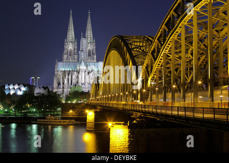La cathédrale de Cologne, a quitté le Musée Ludwig, Hohenzollernbruecke pont sur la droite, Cologne, Rhénanie du Nord-Westphalie Banque D'Images