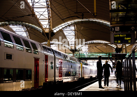 Les passagers sur la plate-forme à la gare de LOUVAIN Belgique Banque D'Images