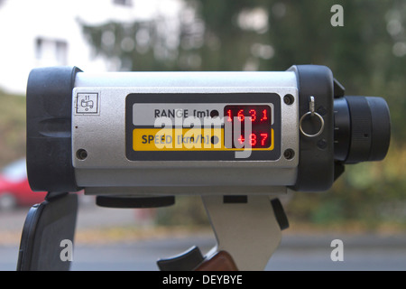 Pistolet radar montrant les données de vitesse et de distance, la voiture va 87 km/h dans une zone de 70km/h, contrôle de vitesse, le 24/10/2012 Banque D'Images
