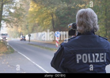 Fonctionnement policier un pistolet radar, contrôle de vitesse, le 24/10/2012, Haut-berg district, Düsseldorf, Rhénanie du Nord-Westphalie Banque D'Images