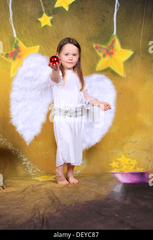 Petite fille, trois ans, vêtu comme un ange Banque D'Images